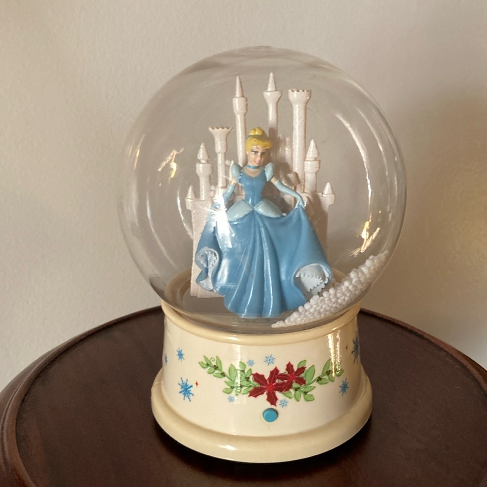 Vintage Disney Cinderella & castle musical snow globe 🌏